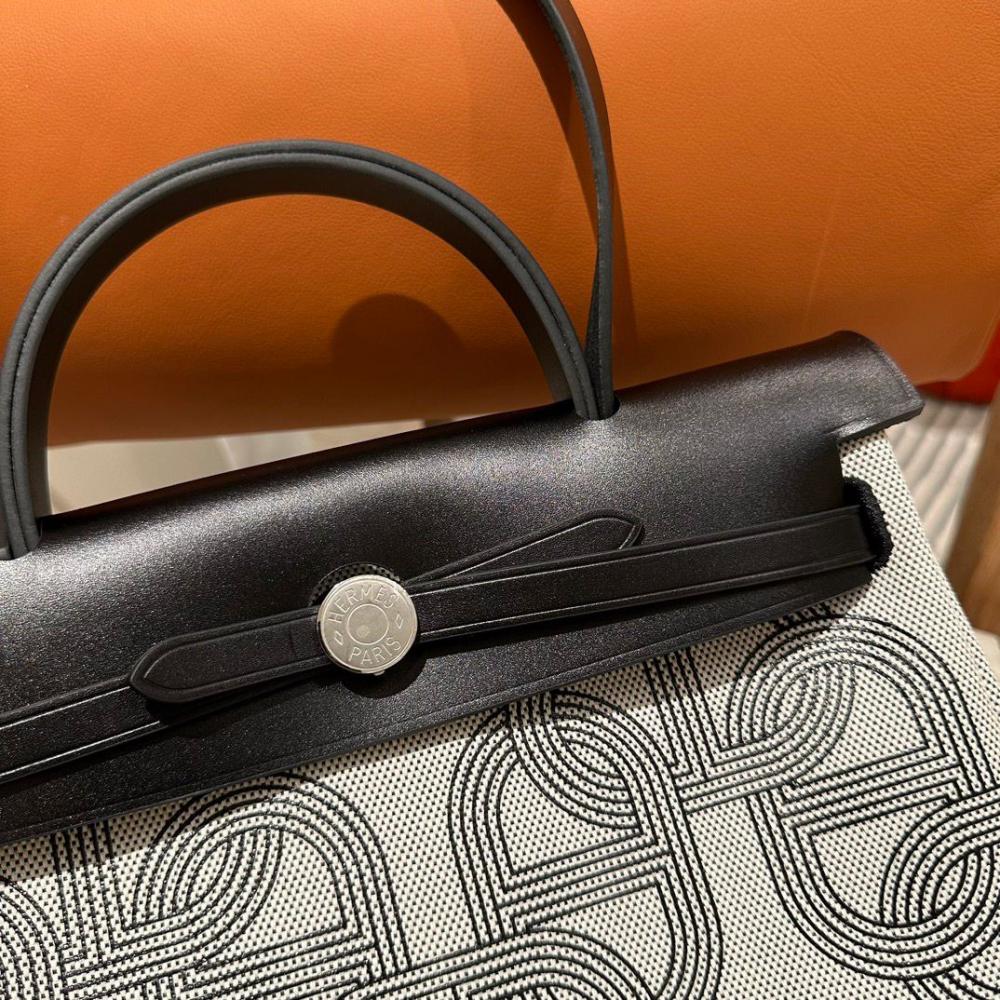 حقيبة هيرباج تشاين دانكر مقاس 31 من هيرميز