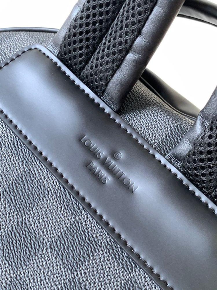 حقيبة ظهر جوش 40 أسود من لويس فويتون