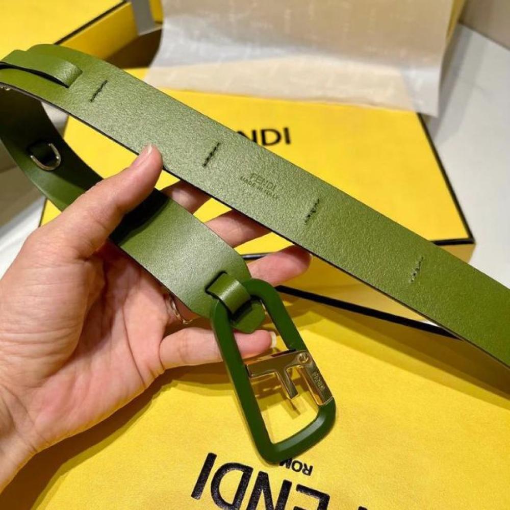 حزام فندي أخضر بشعار F باللون الذهبي