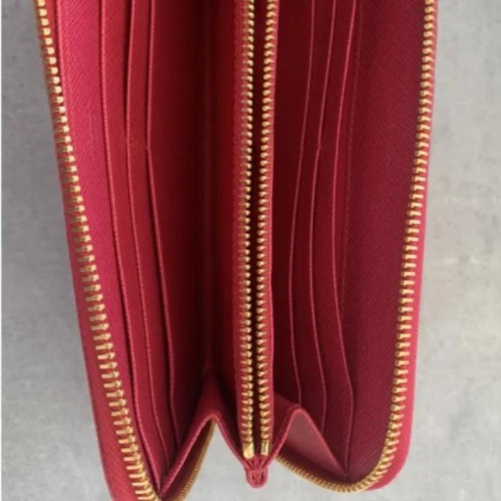 محفظة سافيانو بسحاب محيطي من برادا - أحمر