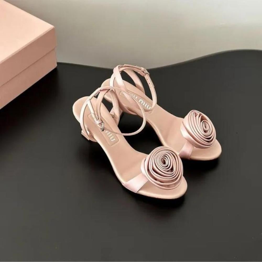 صندل من الجلد من ميو ميو