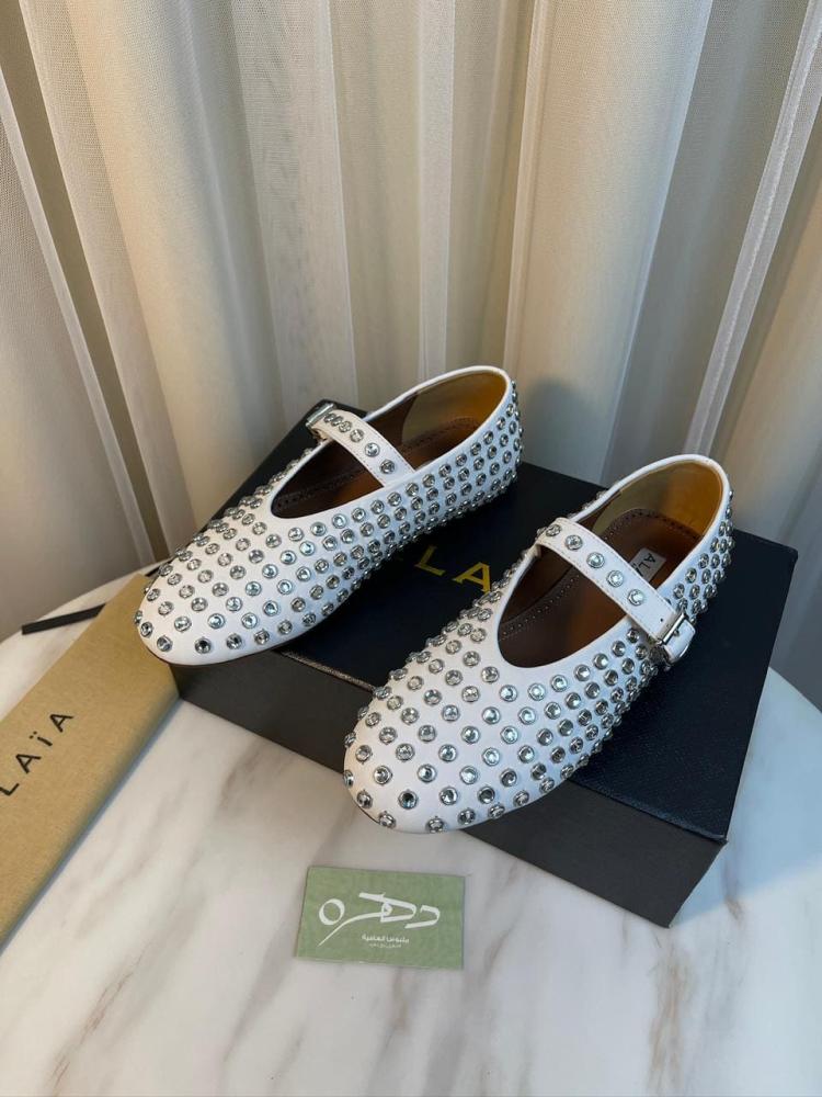 حذاء باليه مسطح من الجلد مزين بالكريستال من الايا - أبيض