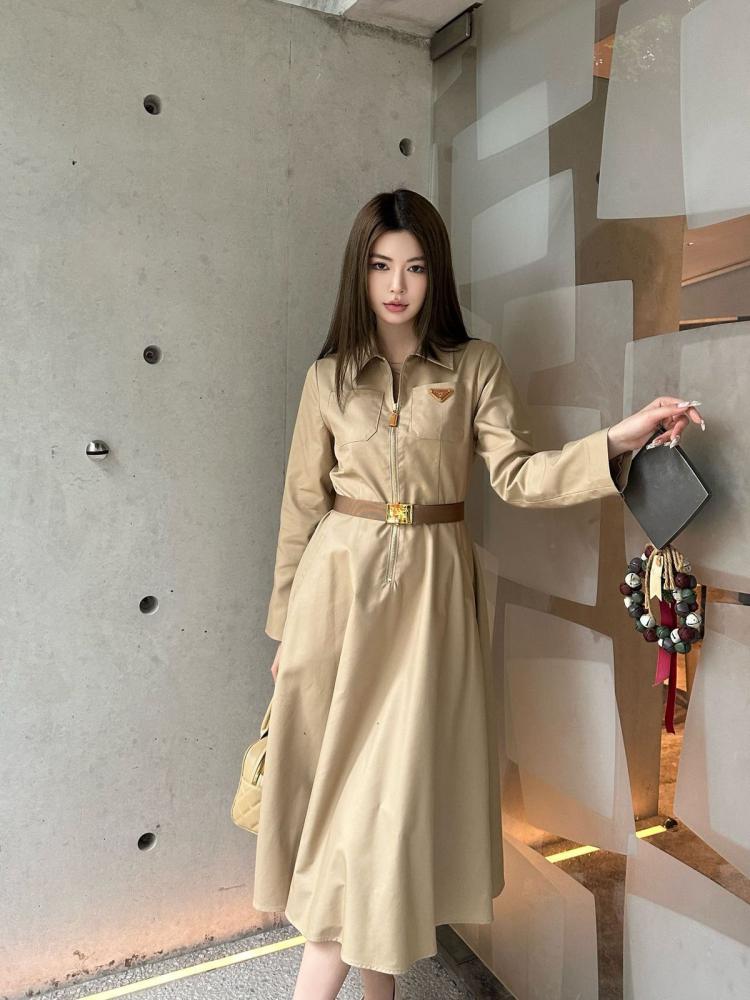 فستان برادا بشعار على الصدر وحزام جلدي وسحاب - بيج