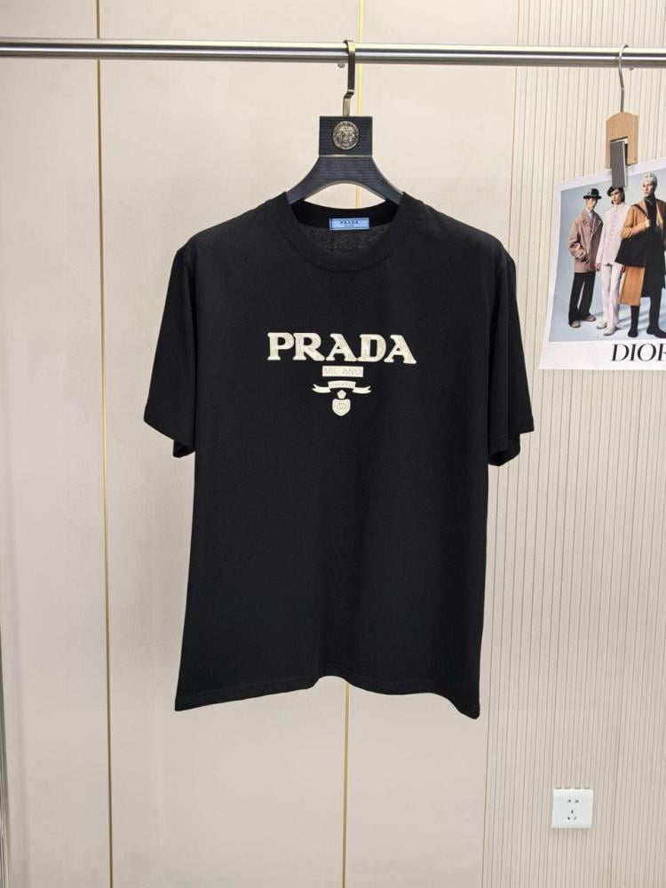 تيشرت بياقة دائرية بشعار مطبوع من برادا