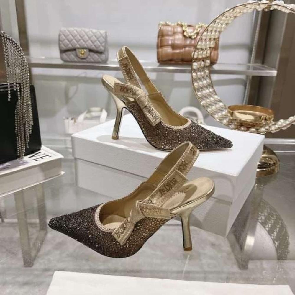 صندل لامع جادور من كريستيان ديور