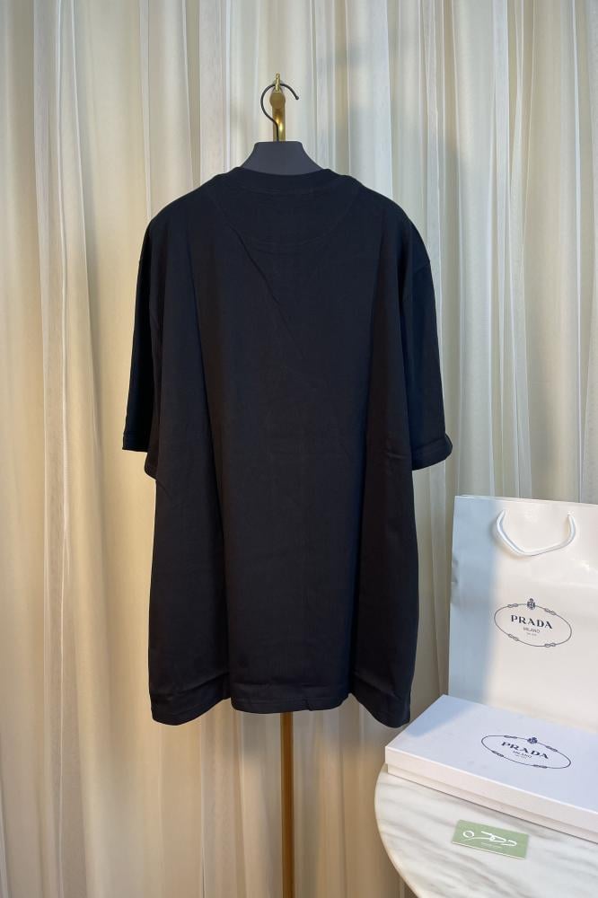 تيشرت برادا بالشعار المثلث تحت الياقة - أسود