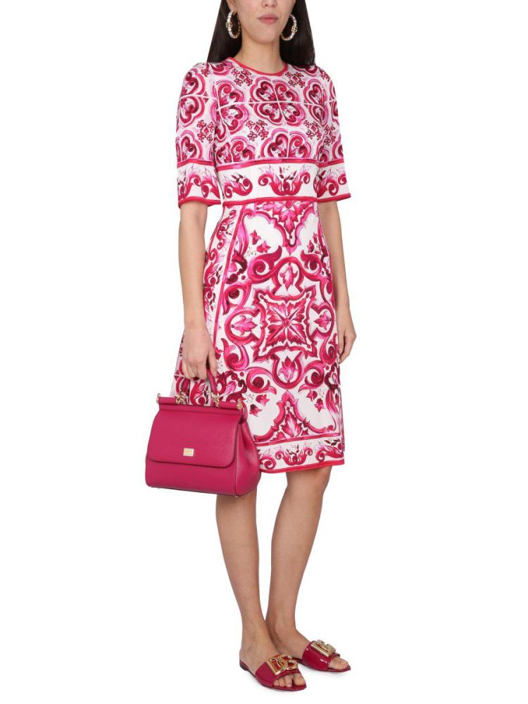 فستان ميدي بطبعات ماجوليكا من دولتشي اند غابانا