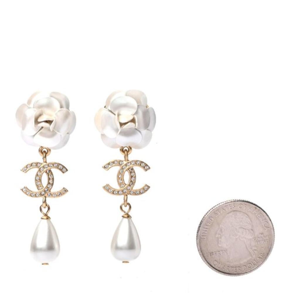 أقراط كاميليا CC شانيل متدلية من الكريستال واللؤلؤ