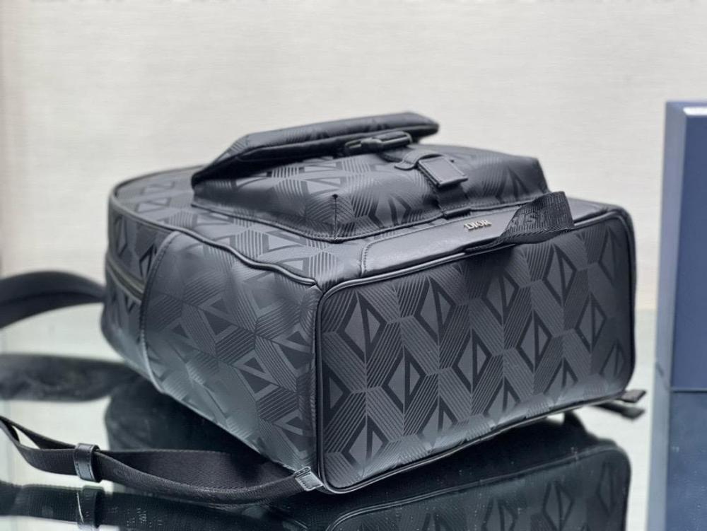 شنطة ديور إكسبلورر CD Diamond Mirage  -مقاس 42