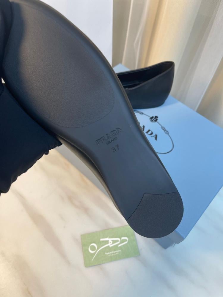 حذاء باليرينا بشعار مثلث من برادا