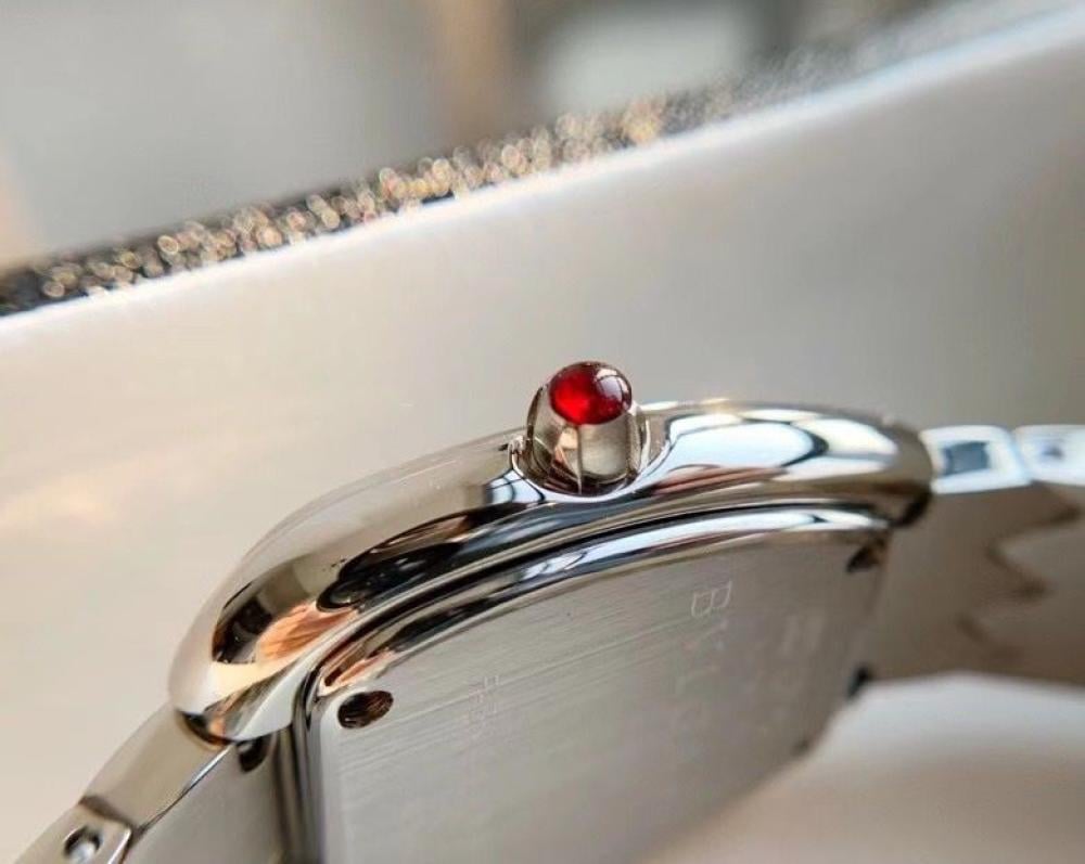 ساعة سيربنتي سيدوتوري بمينا بيضاء وارقام لاتينية من بولغاري