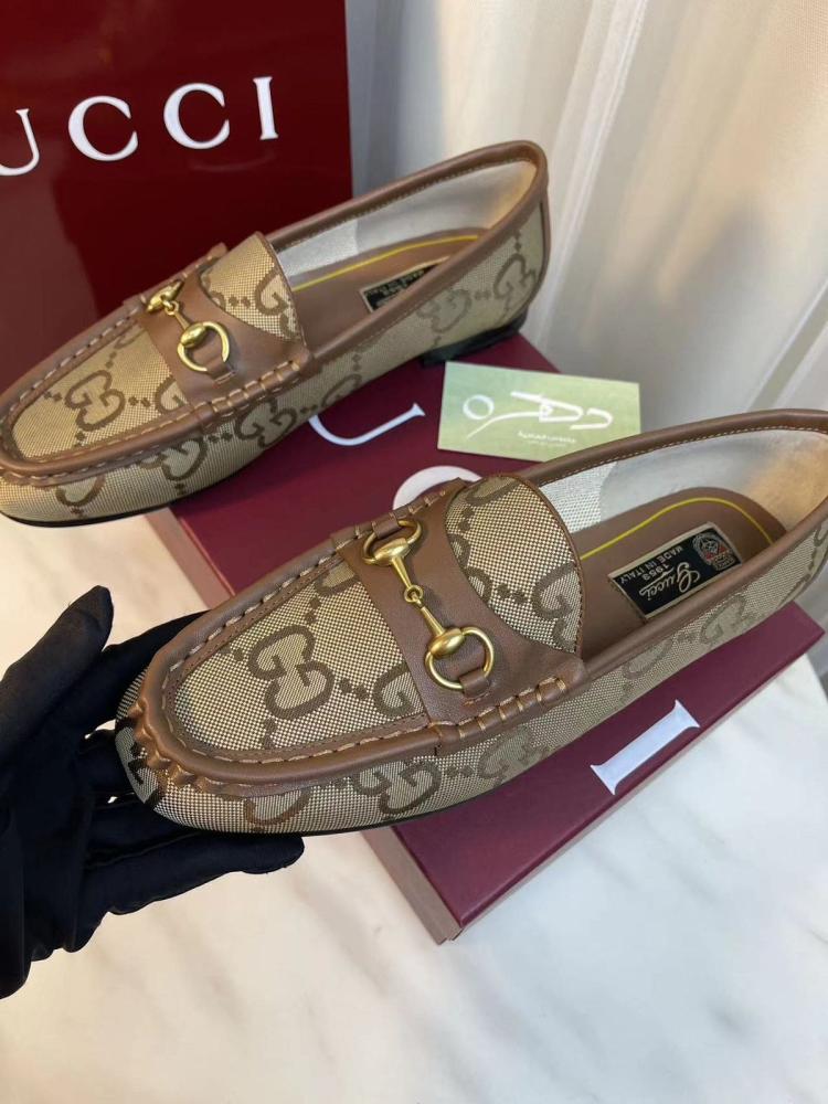 حذاء Gucci بقطعة معدنية من تصميم Horsebit