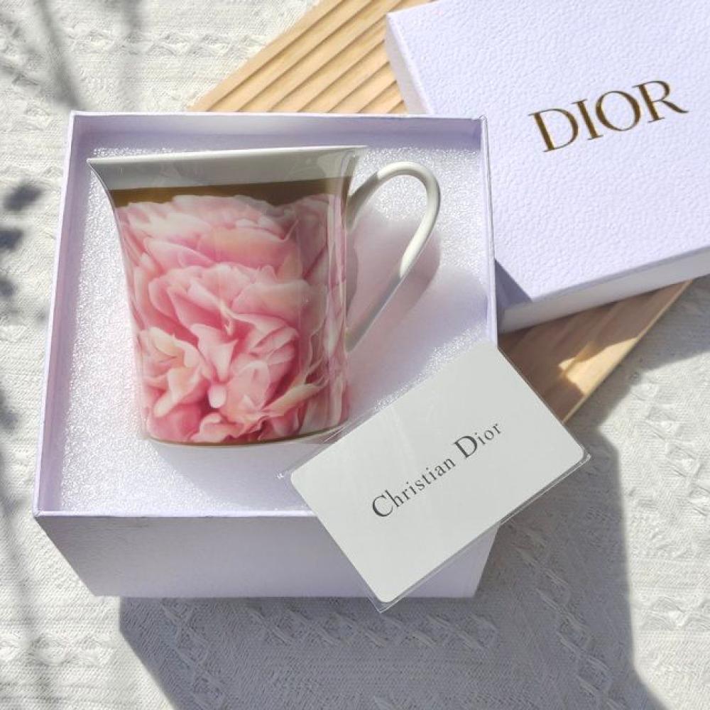 كوب كريستيان ديور بطبعة زهور حرارية