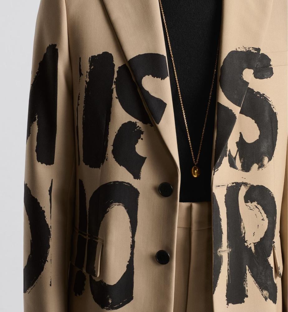 【大きめロゴに釘付け♥】Miss Dior Graffiti ブレザー محلي - جاكيت نسائي بزخرفة Miss Dior Graffiti - بيج