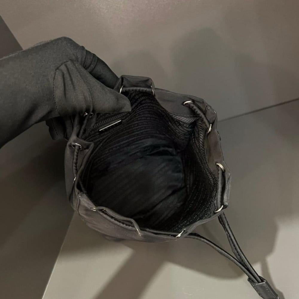 حقيبة يد برادا Re-Nylon- مقاس 23