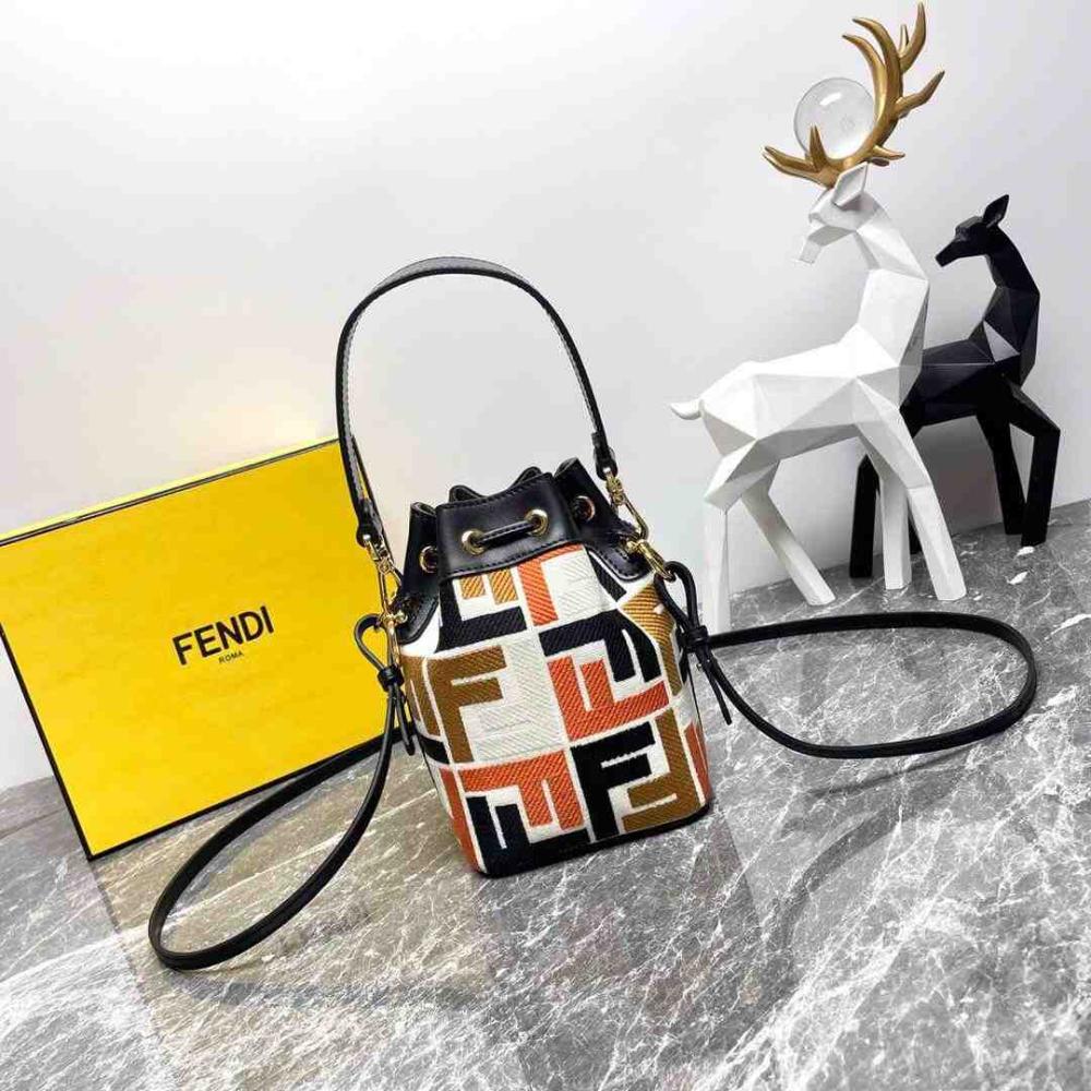 حقيبة دلو 18 سم جلدية من فندي مون تريزور