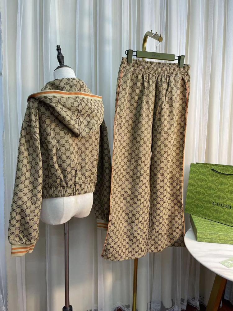 طقم قوتشي شتوي من الجاكار بطباعة نقوش بحرف G مزدوج