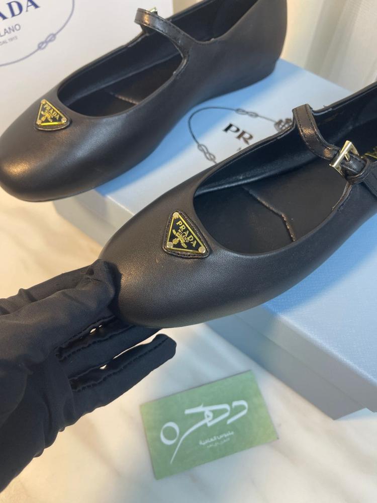 حذاء باليرينا بشعار مثلث من برادا