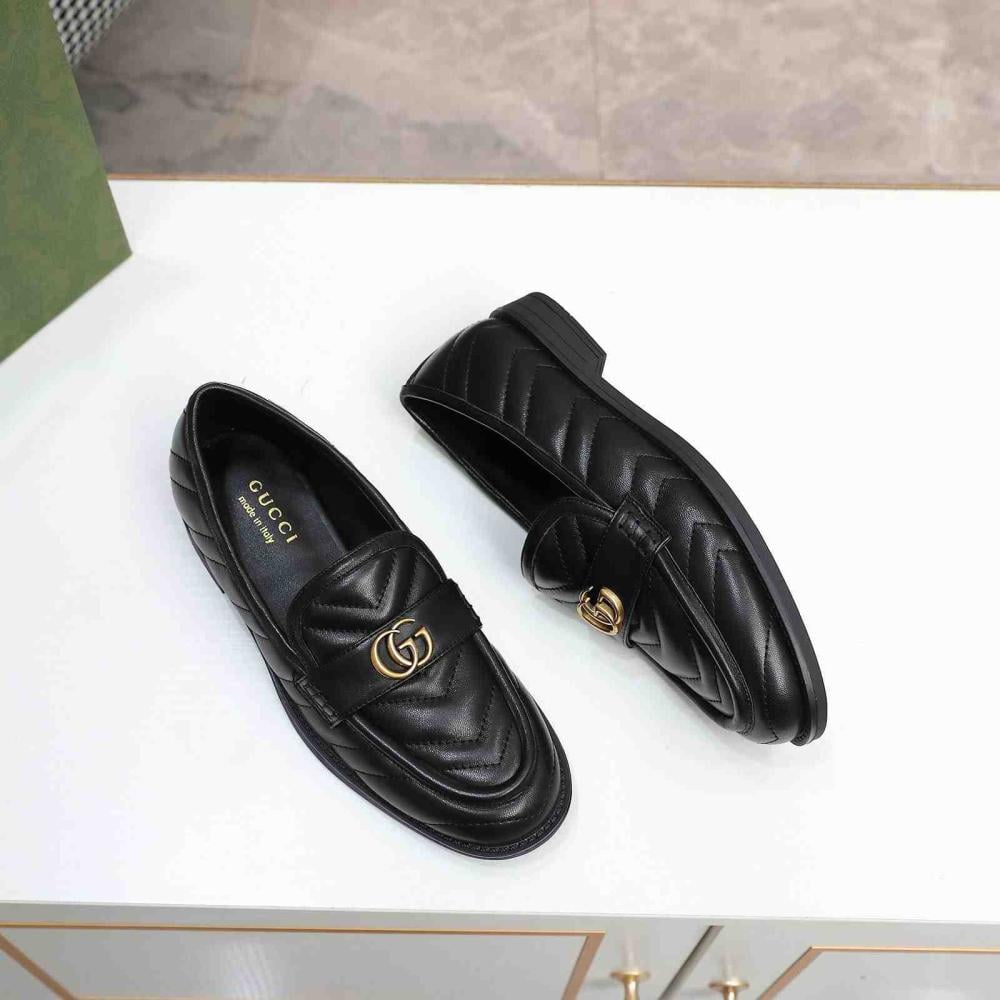 حذاء سهل الارتداء جلد مبطن بخطوط شيفرون وشعار GG من قوتشي