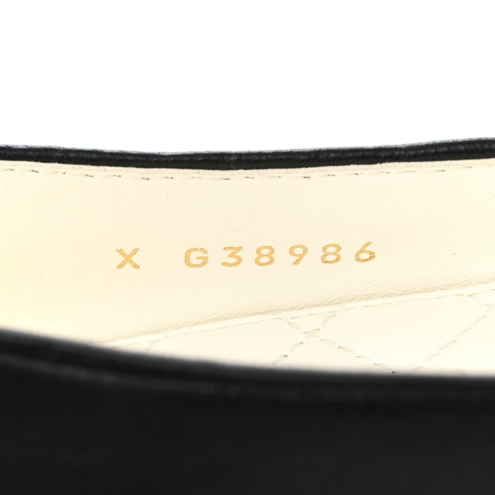 حذاء كلاسيكي من شانيل بسلسلة  على الكاحل باللون الأسود