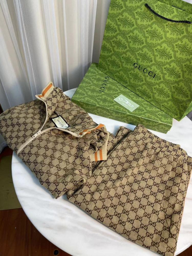 طقم قوتشي شتوي من الجاكار بطباعة نقوش بحرف G مزدوج