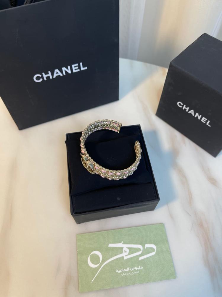 سوار جلدي بشعار CC مرصع بالكريستال من شانيل