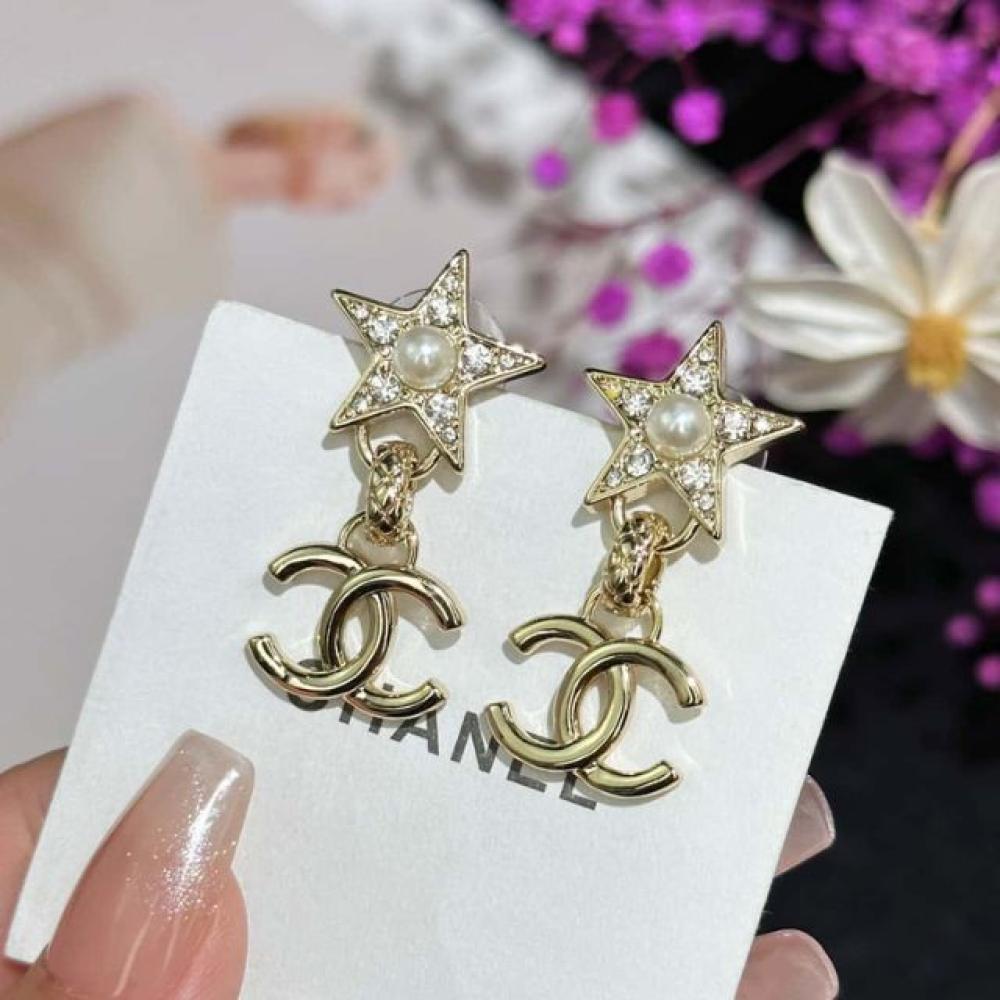 أقراط بنجمة خماسية وشعار شانيل مع لؤلؤ