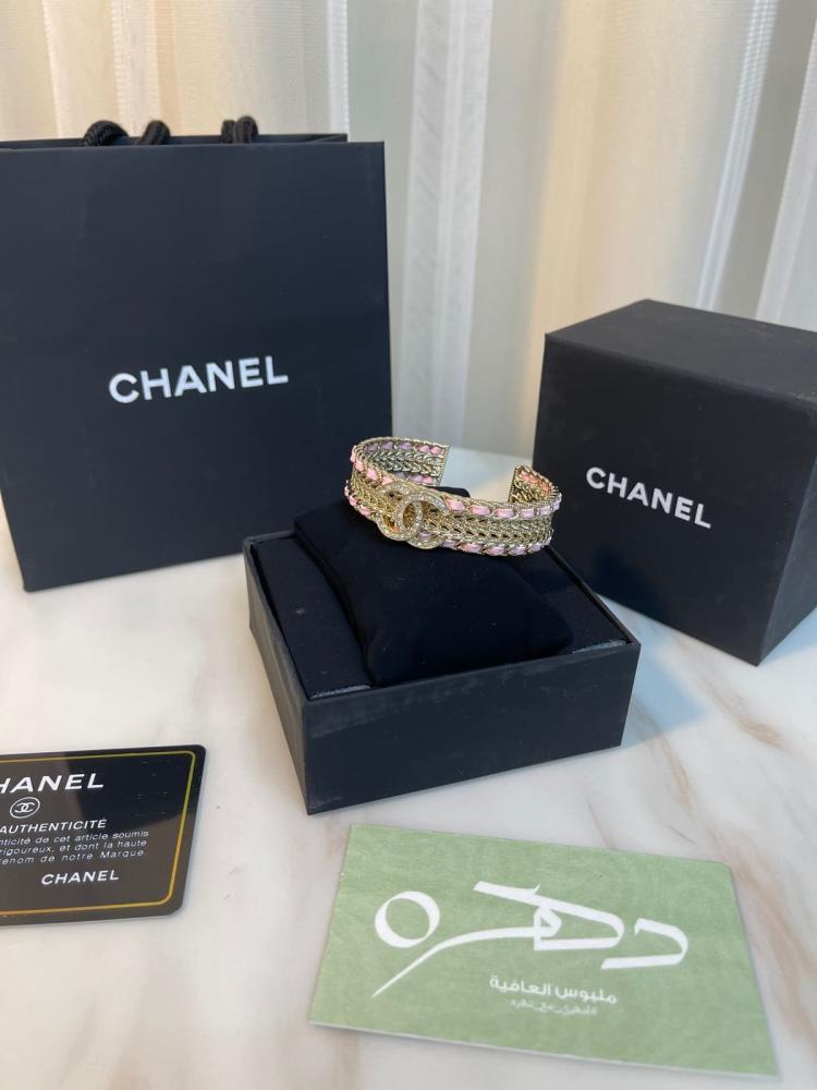 سوار جلدي بشعار CC مرصع بالكريستال من شانيل