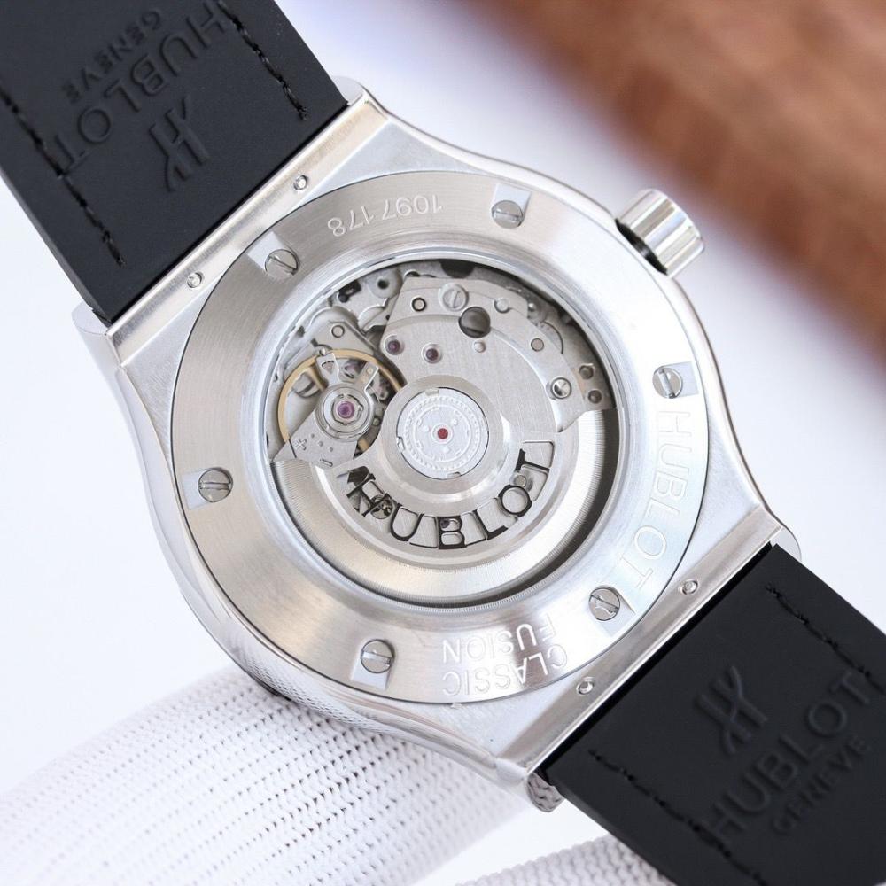 ساعة كلاسيك فيوجن تيتانيوم باطار كريستالي من هوبلو hublot