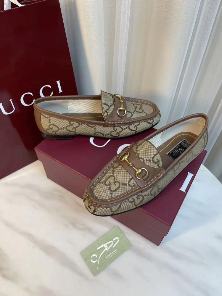 حذاء Gucci بقطعة معدنية من تصميم Horsebit