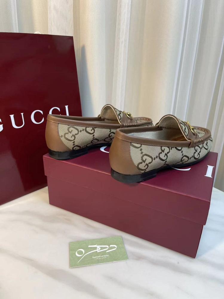 حذاء Gucci بقطعة معدنية من تصميم Horsebit