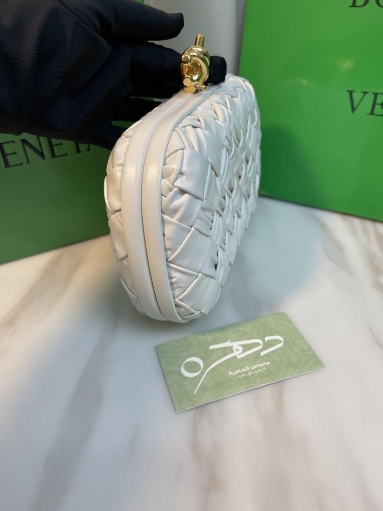 شنطة محفظة بوتيقا كلاتش بقفل عقدة - أبيض