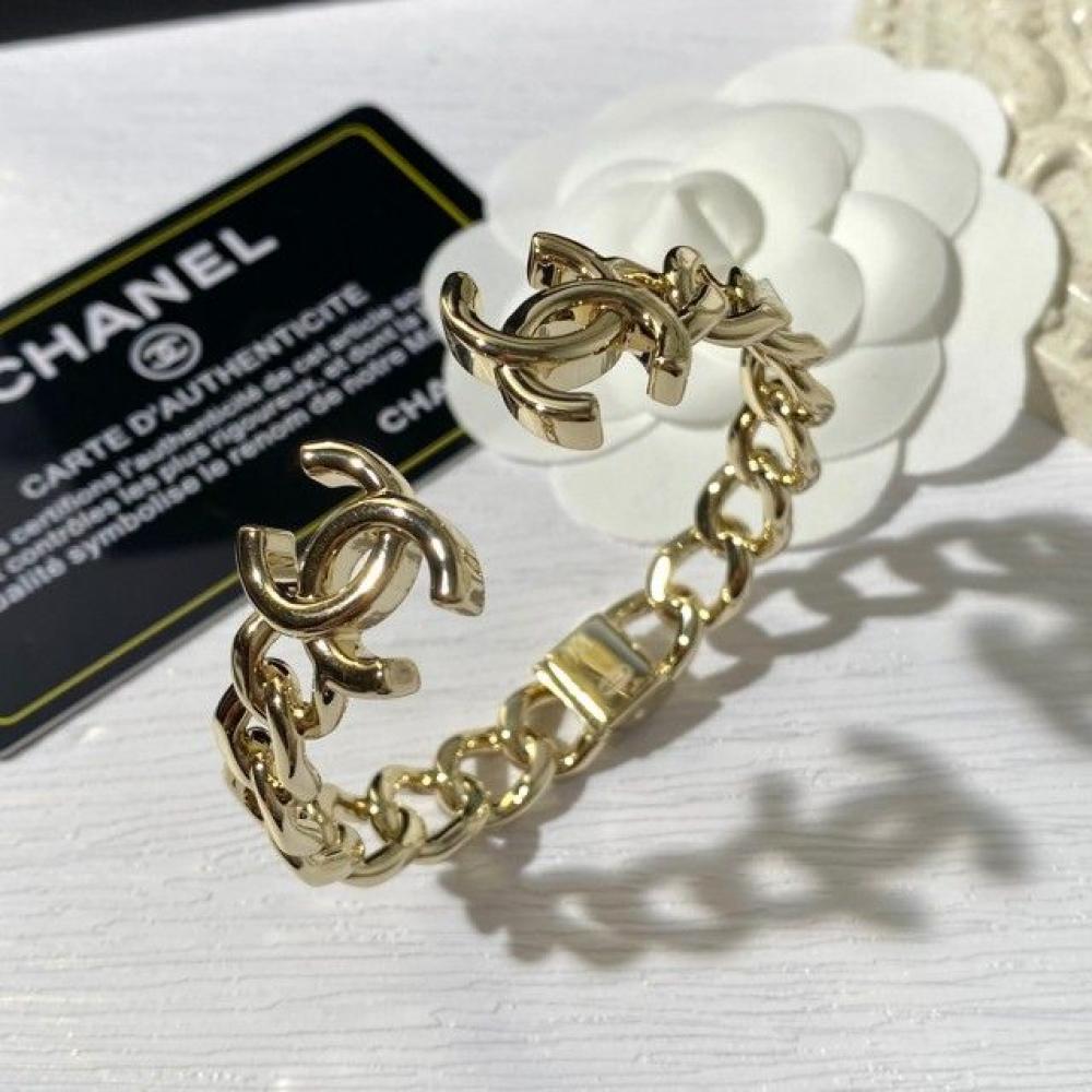 قلادة تشوكر معدنية بسلسلة CC من شانيل