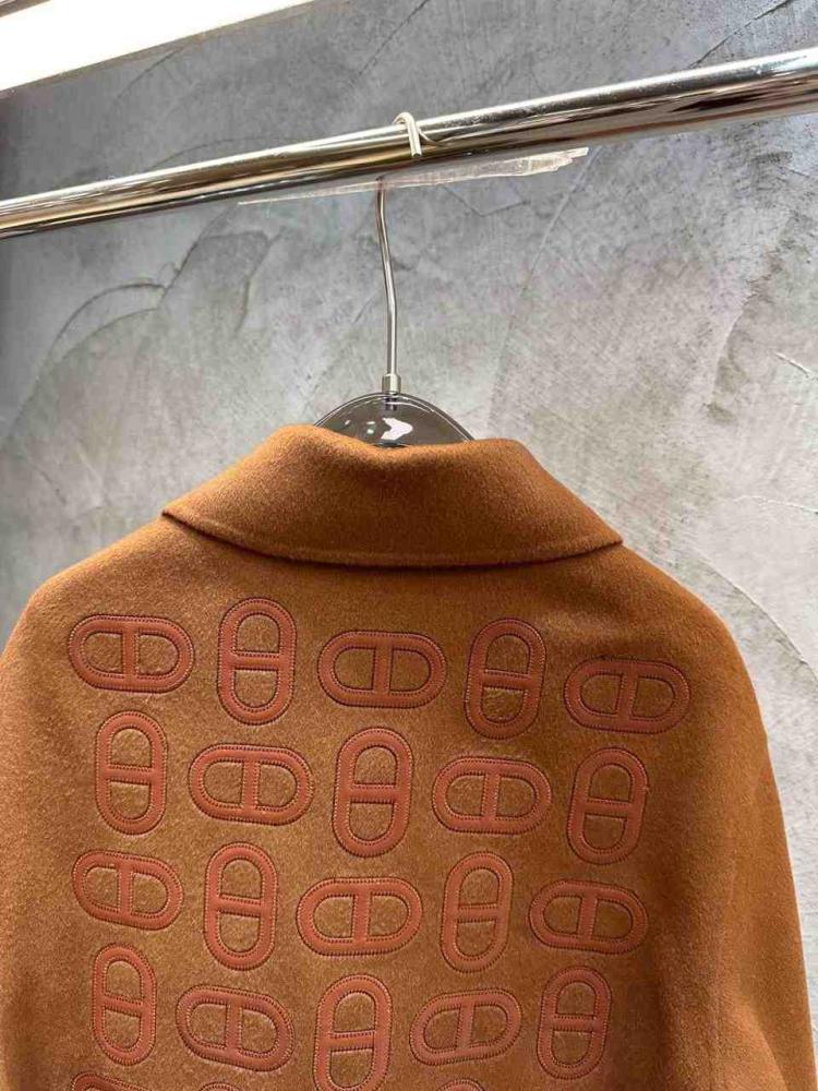 معطف هيرميز بنقش الشعارات بأكمام طويلة من الكشمير