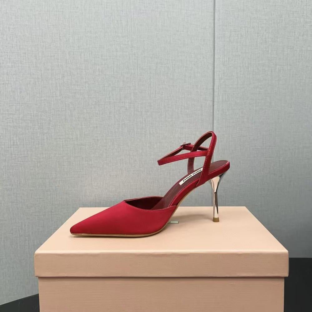 حذاء ميو ميو بكعب معدني ومقدمة مغلقة مدببة