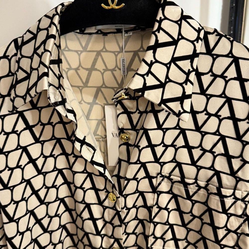 طقم قميص و بنطال بطبعة توال أيكونوغراف من فالنتينو