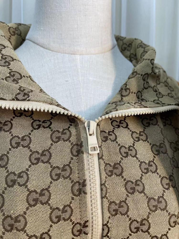 طقم قوتشي شتوي من الجاكار بطباعة نقوش بحرف G مزدوج