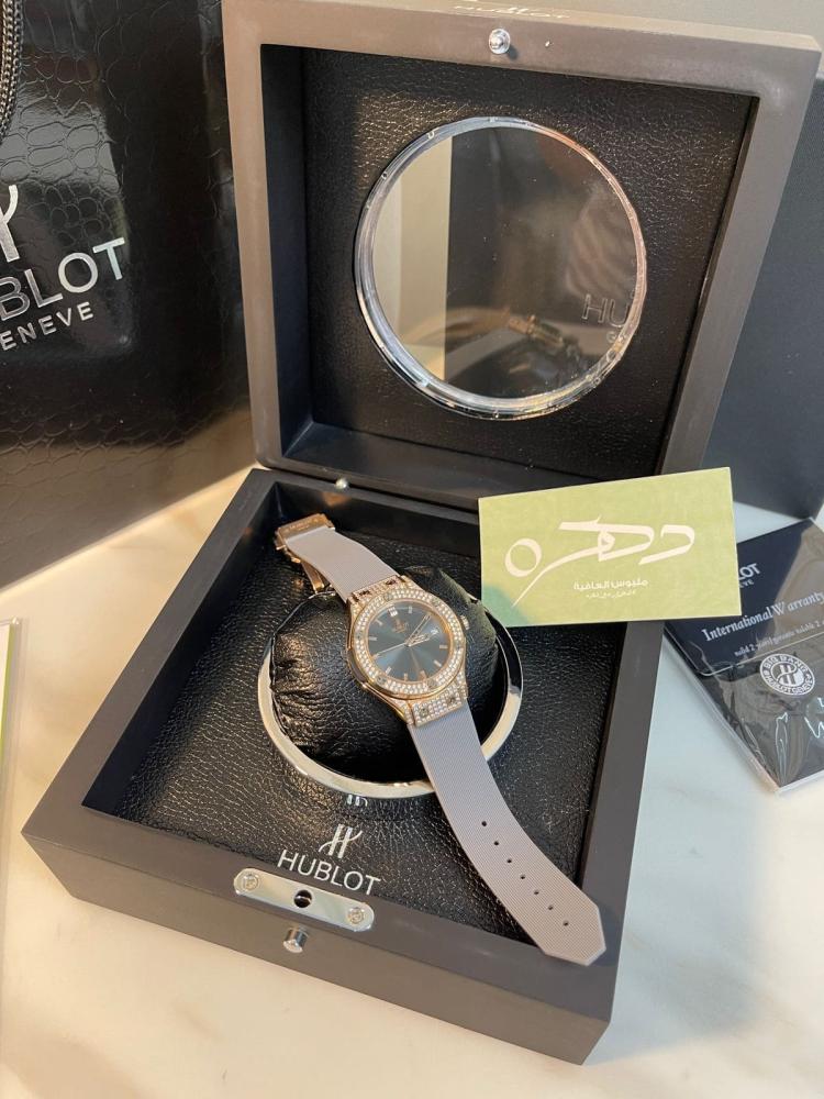 ساعة هوبلوت كلاسيك فيوجن فصوص صغيرة صفين حول الساعة والمعدن - رمادي و ذهبي