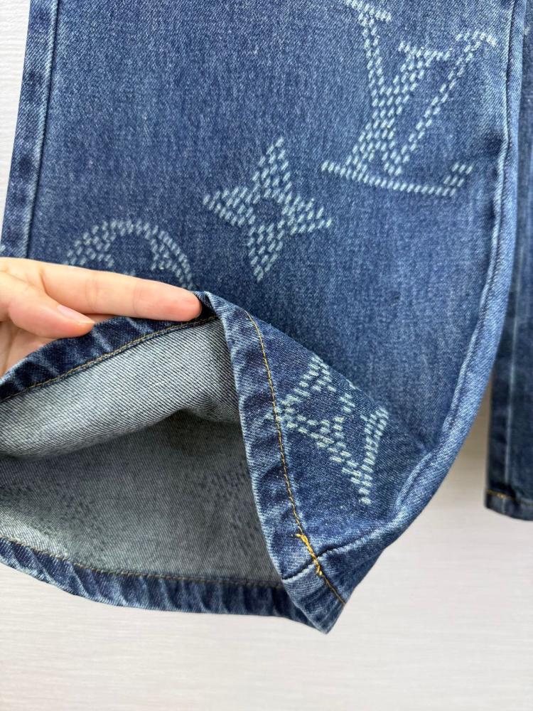 بنطال جينز بنقوش مونوغرام مطرزة من لويس فيتون