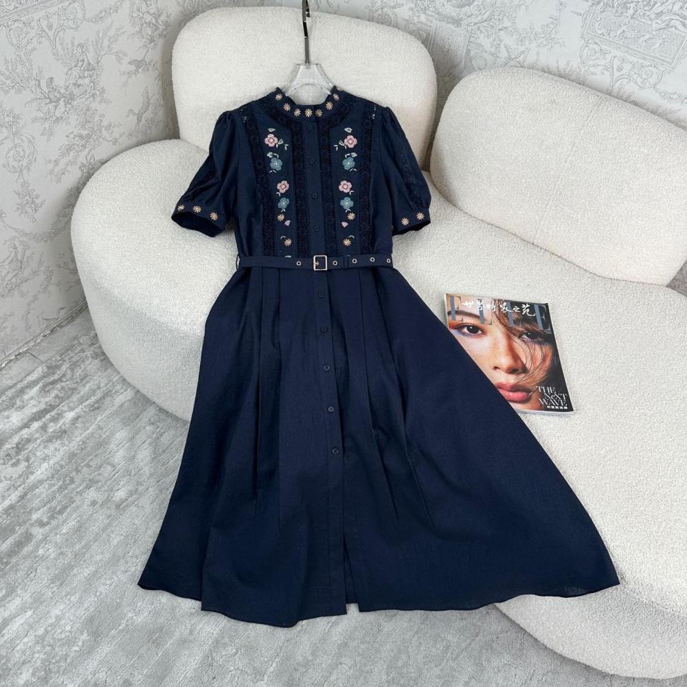 فستان كتان مطرز بأكمام قصيرة