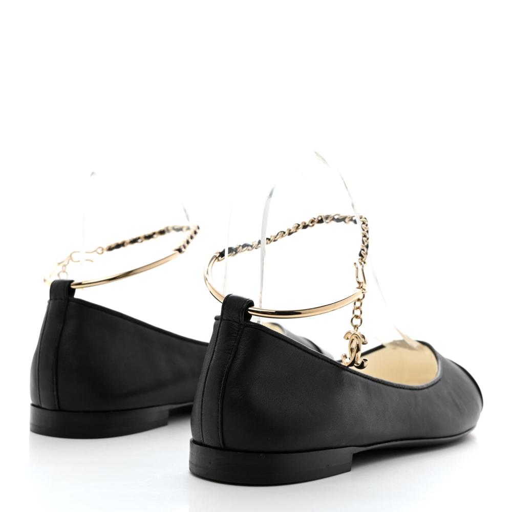 حذاء كلاسيكي من شانيل بسلسلة  على الكاحل باللون الأسود