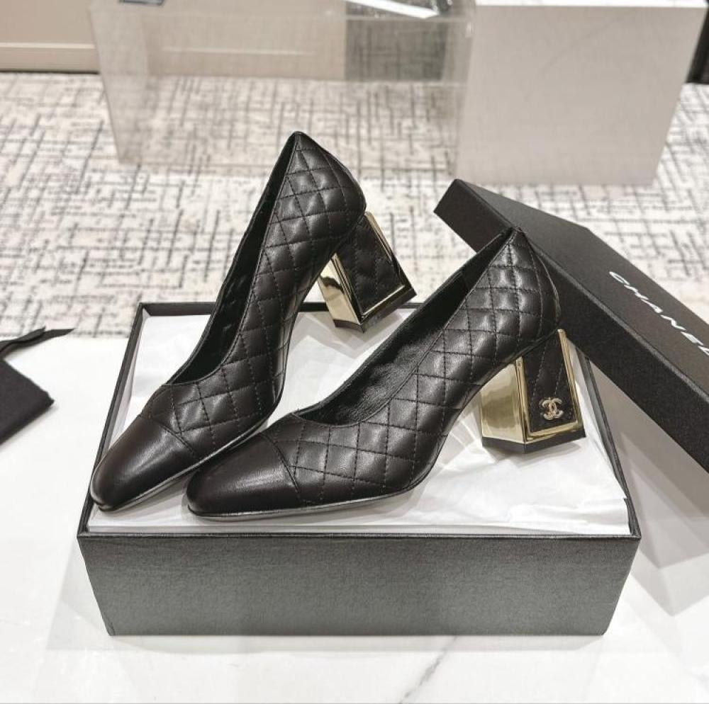 حذاء شانيل بكعب عالٍ – باللون البيج