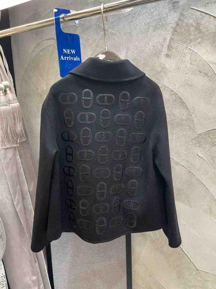 معطف هيرميز بنقش الشعارات بأكمام طويلة من الكشمير