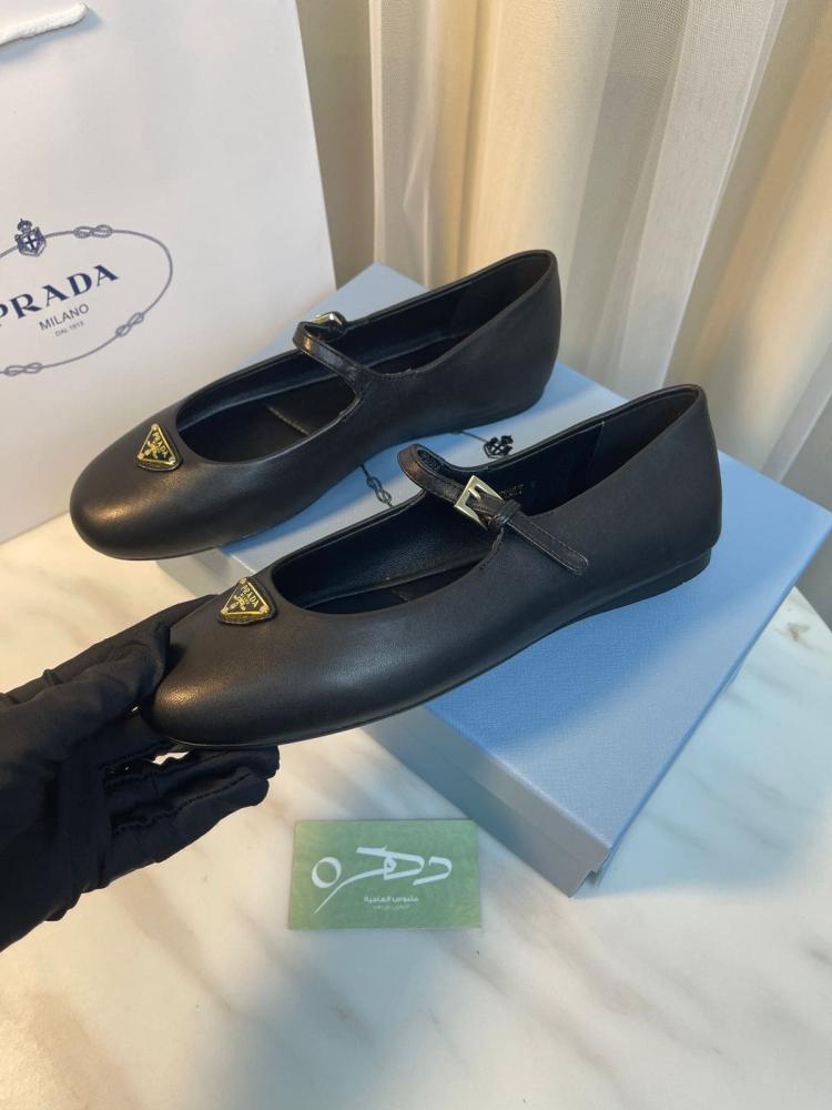 حذاء باليرينا بشعار مثلث من برادا