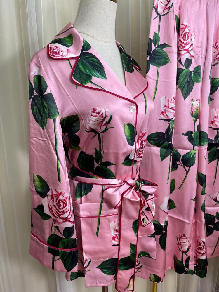 بيجاما ساتان بطبعة ورد من قميص وبنطال من دولتشي - طقم باللون الوردي