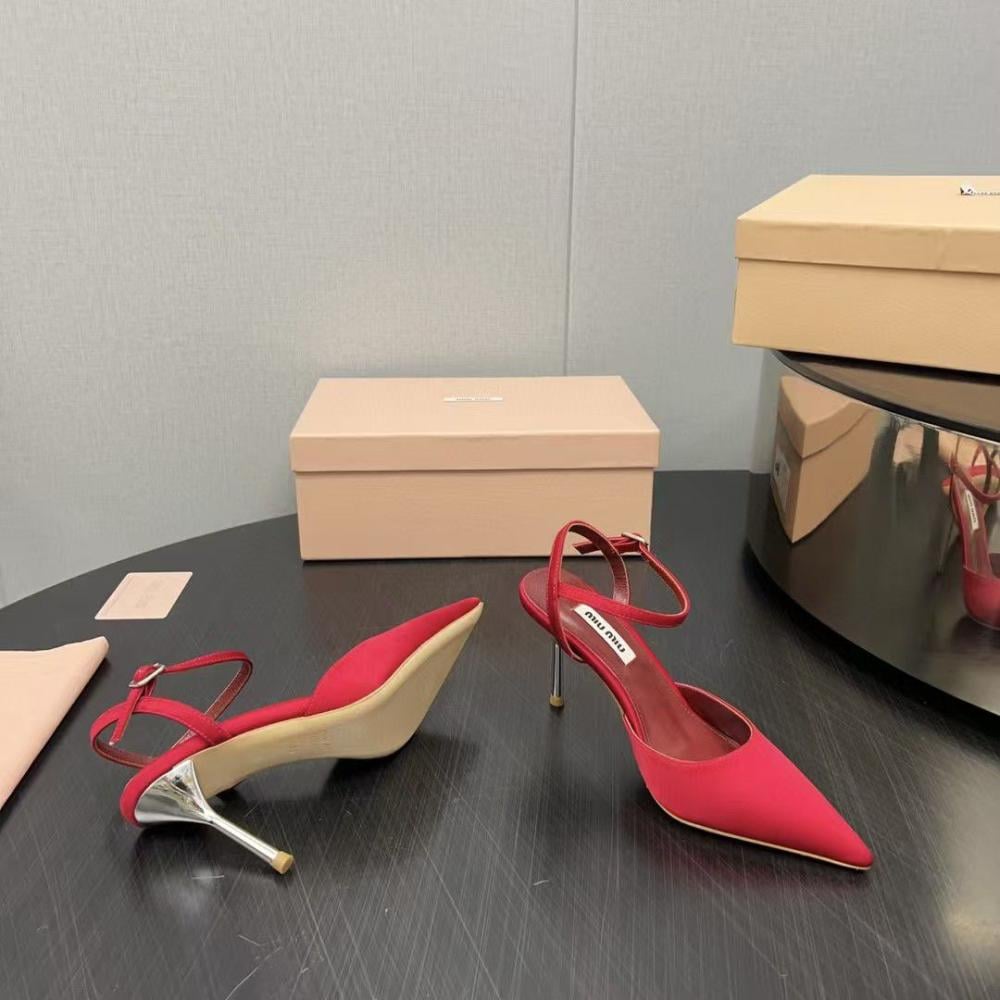 حذاء ميو ميو بكعب معدني ومقدمة مغلقة مدببة