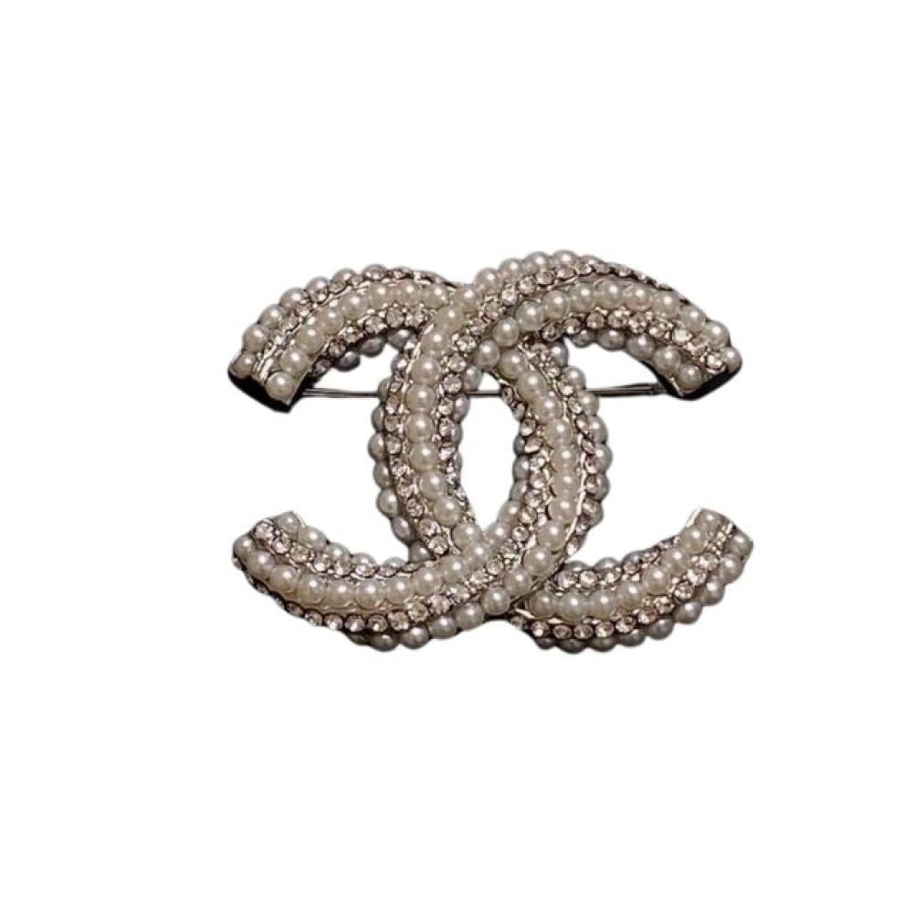 بروش شانيل بلؤلؤ كريستال بشعار CC معكوس