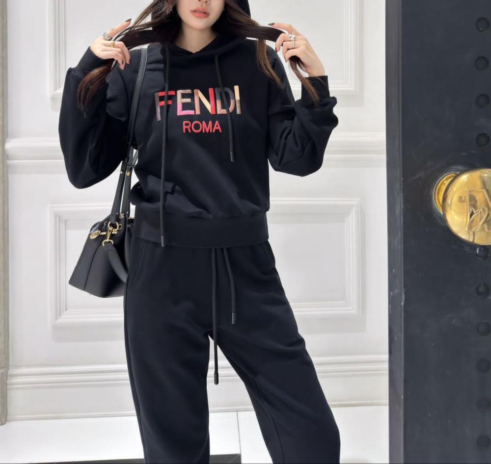 طقم بيجامة فندي بشعار كبير محبوك متعدد الألوان