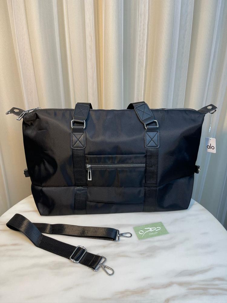 حقيبة اليوغا للياقة البدنية من alo yoga