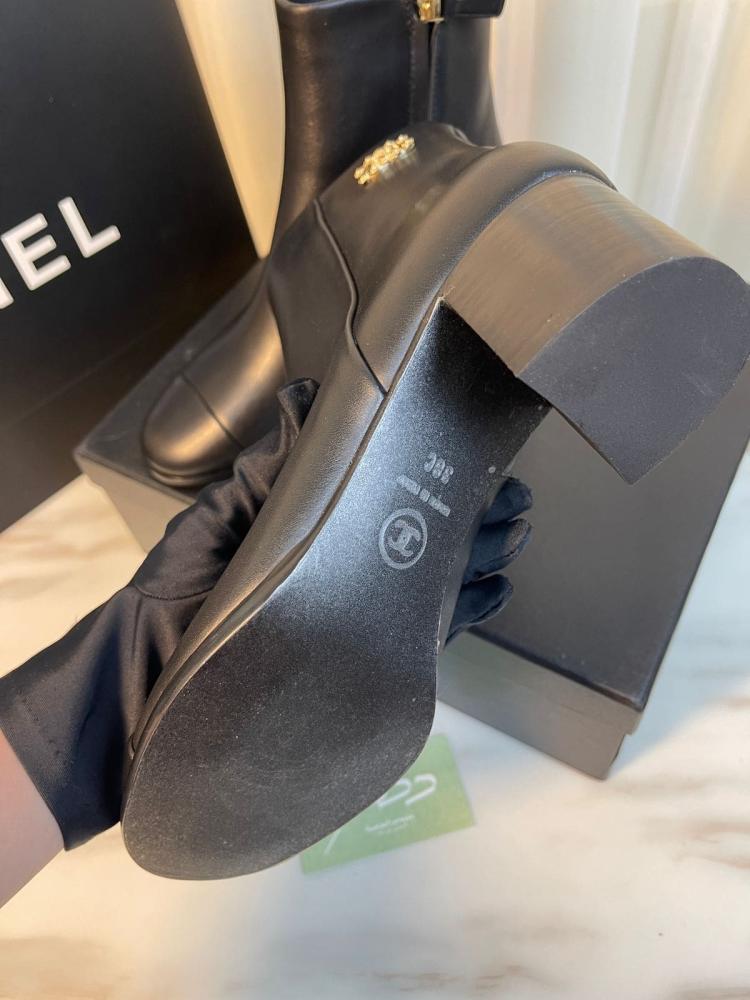 بوت شانيل الكاحل باللون الأسود